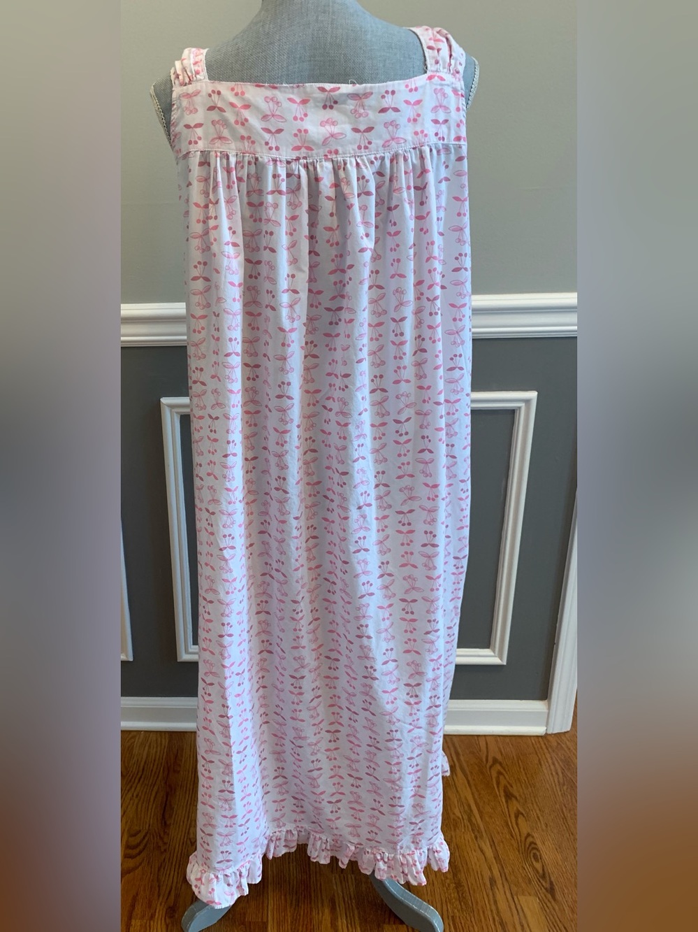 Sleeveless Nightgown Featuring Bunches Of Cherries Women’s Size 1X - Picture 9 of 9